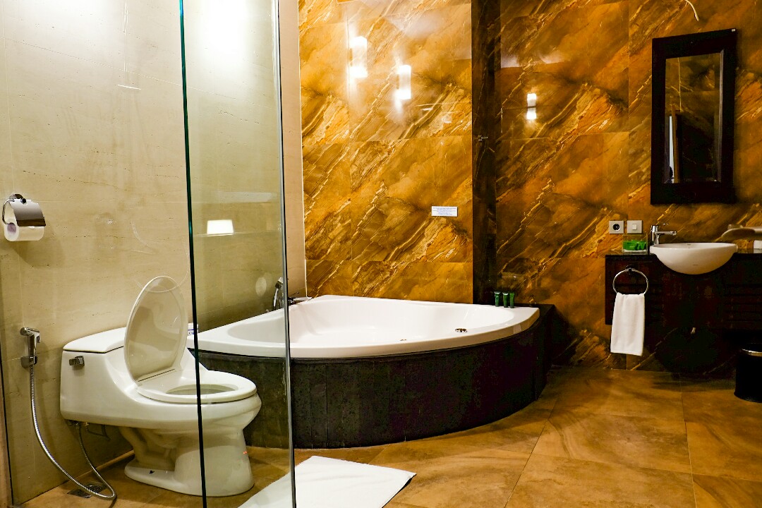 Tongging-Point-Hotel-Family-Suite-2018-Toilet-Jacuzzi-1080x720